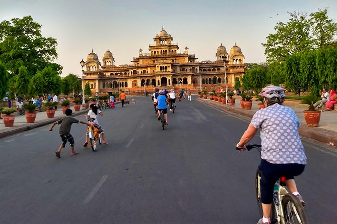 3-Hour Morning Bike Tour of Jaipur - Govind Devji Krishna temple: morning prayers and careful navigation