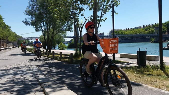 3h - Electric Bike Tour of Lyon with a Local Guide - Meeting at 23 Quai Romain Rolland: what happens before you ride