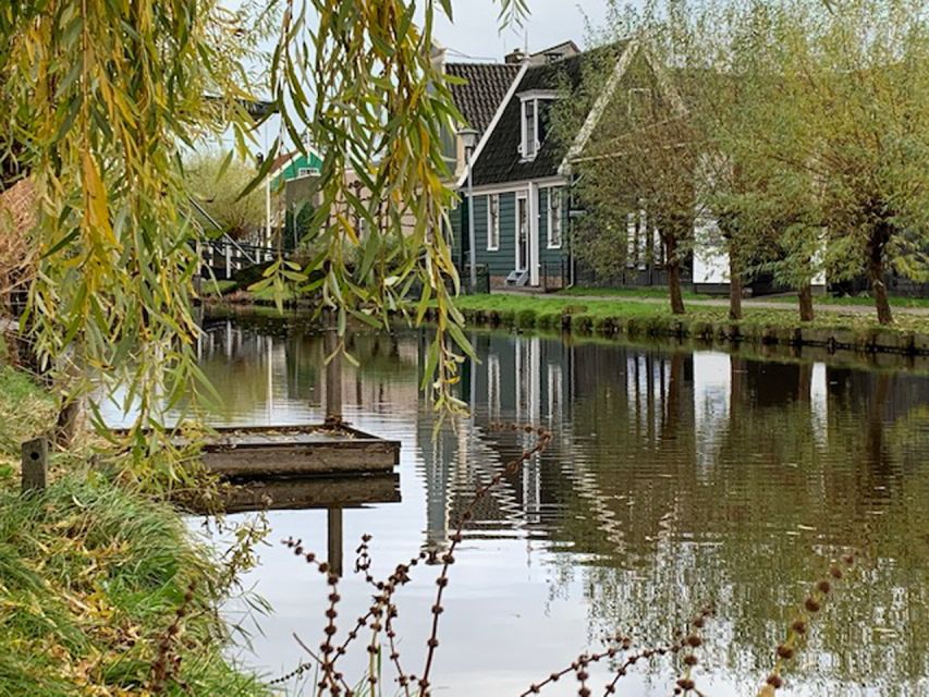 Amsterdam: Countryside Bike Tour and Zaanse Schans Windmills - Windmills first: seeing them outside the biggest tourist bubble