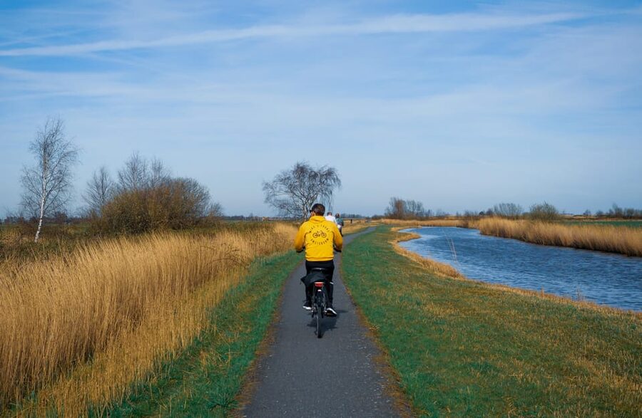Amsterdam: Dutch Countryside E-Bike with Cheese & Clogs - Monnickendam: Canals and Harbor Life, Plus Photo Time