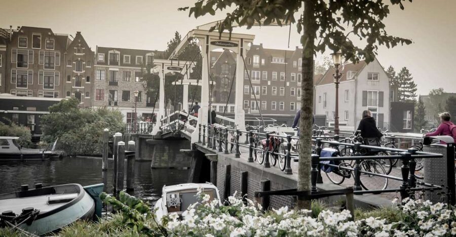 Amsterdam: Guided City Bike Tour in French - Key things you should know before you ride
