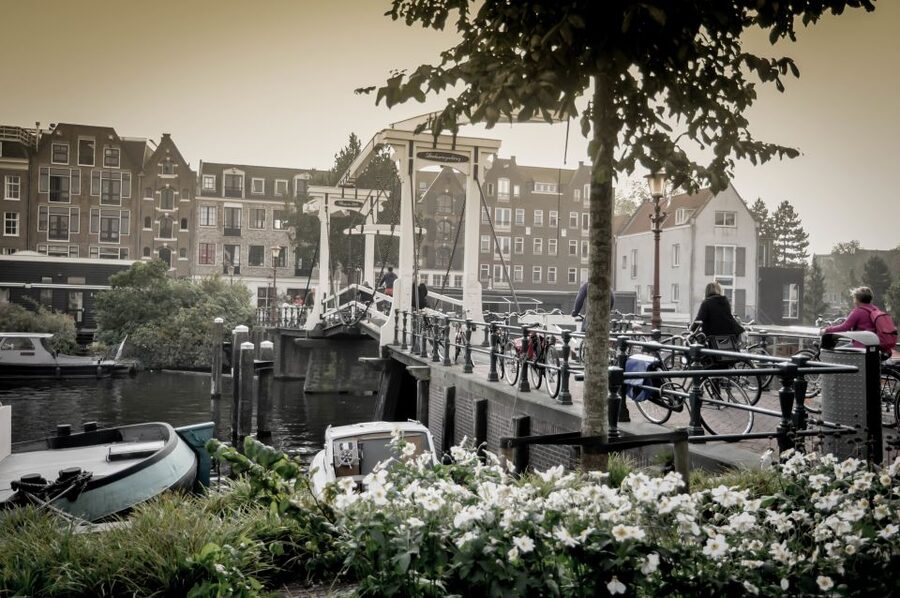 Amsterdam: Guided City Bike Tour in French - Grachtengordel and Magere Brug: canal views with real context