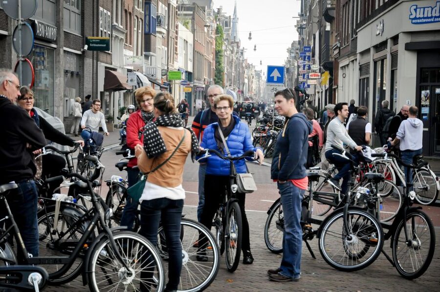 Amsterdam: Guided City Bike Tour in French - Bikes, shoes, baby seats, and luggage: the practical comfort checklist