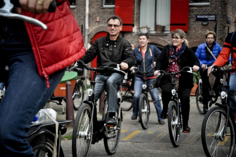 Amsterdam: Guided City Bike Tour in French - Westerdok and the turn toward De Negen Straatjes