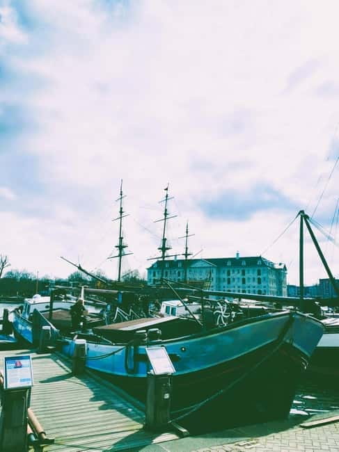 Amsterdam: Off the Beaten Path Bike Tour in French - The Jordaan: canals, hofjes, and the neighborhood that feels like a village