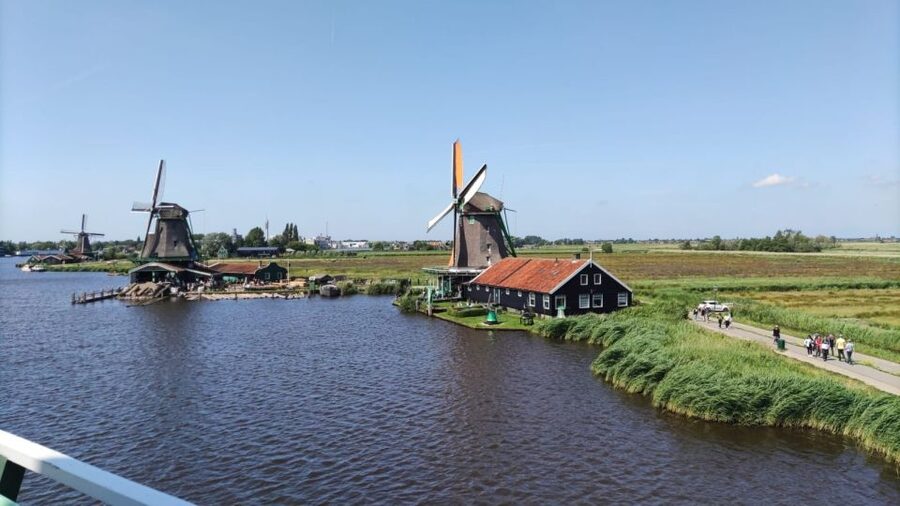 Amsterdam: Zaanse Schans Windmills Bike Tour with Guide - The Batavus ride: comfort is the point, hand brakes are the detail