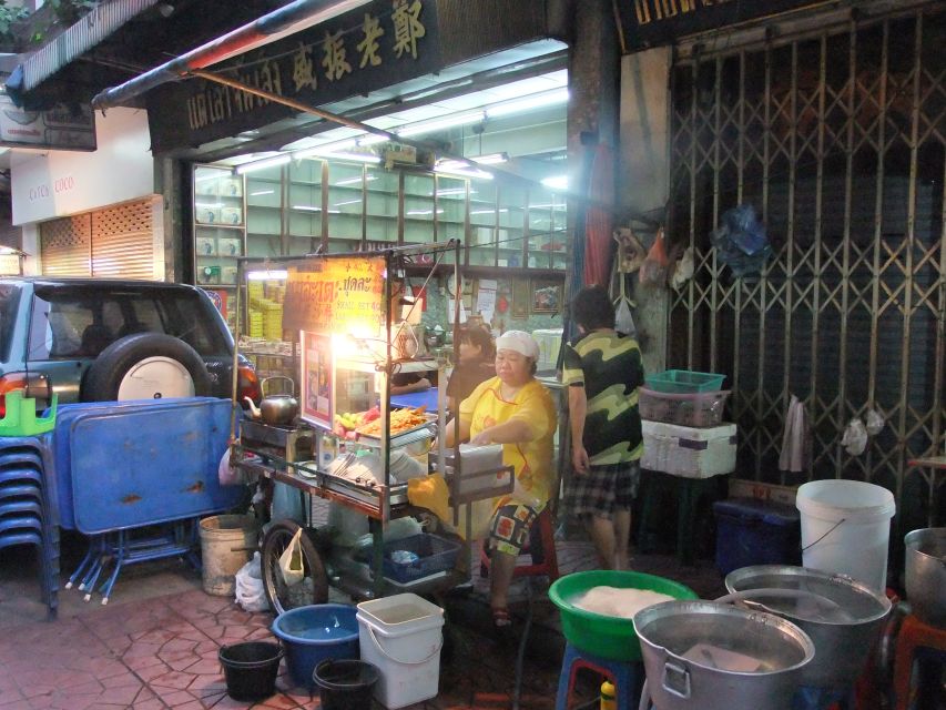 Bangkok by Night Cycling Tour with Street-food Meal - Guides and why they matter on a short night tour
