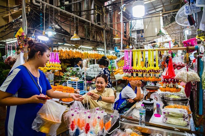 Bangkok: Night Bike Tour with Temples & Flower Market Visit - Key highlights you’ll feel immediately