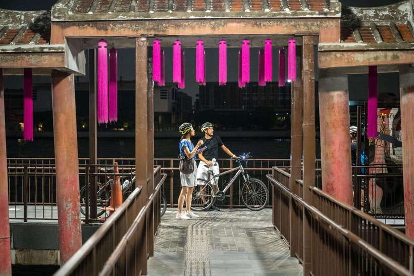 Bangkok: Night Bike Tour with Temples & Flower Market Visit - Wat Suthat and the Giant Swing: your dramatic finish