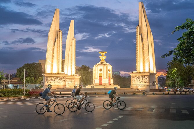 Bangkok: Night Bike Tour with Temples & Flower Market Visit - Getting Started: Discova meeting point and a quick bike-fit