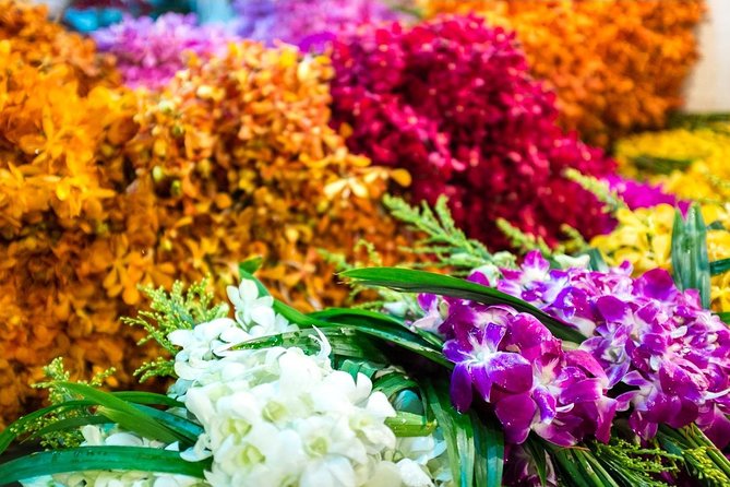 Bangkok: Night Bike Tour with Temples & Flower Market Visit - Pak Khlong Talat Flower Market: scents, colors, and snack time