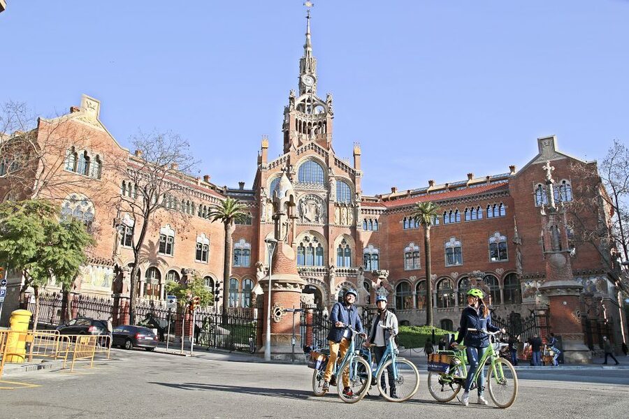 Barcelona: 2.5-Hour Bike or E-Bike Historical Tour - Quick hits: what makes this Gaudí e-bike tour work