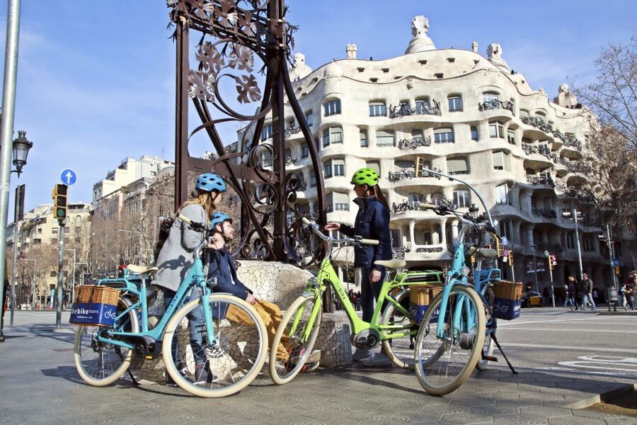 Barcelona: 2.5-Hour Bike or E-Bike Historical Tour - What’s included for $28: value beyond the sticker price