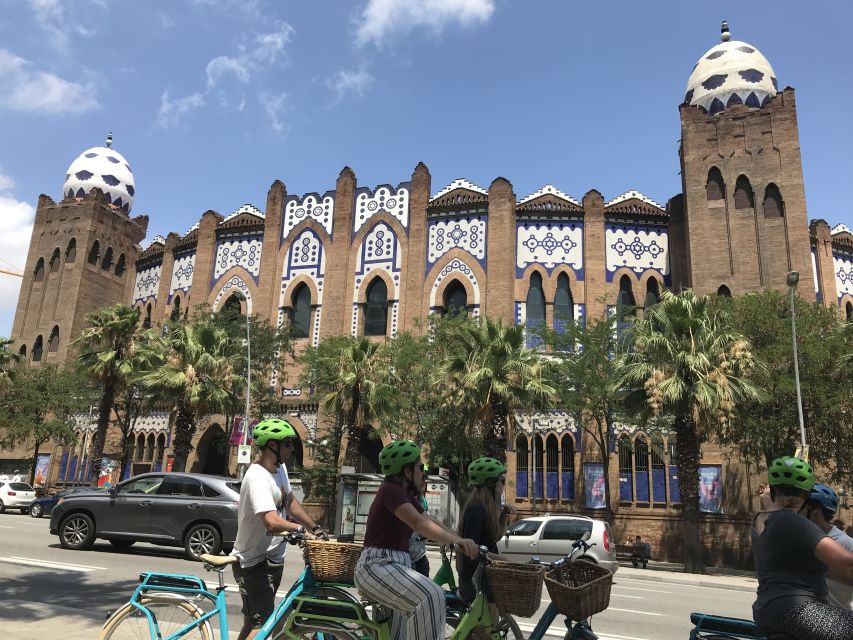 Barcelona: 2.5-Hour Bike or E-Bike Historical Tour - Plaça Sant Jaume: a quick civic pulse before the Modernisme hits