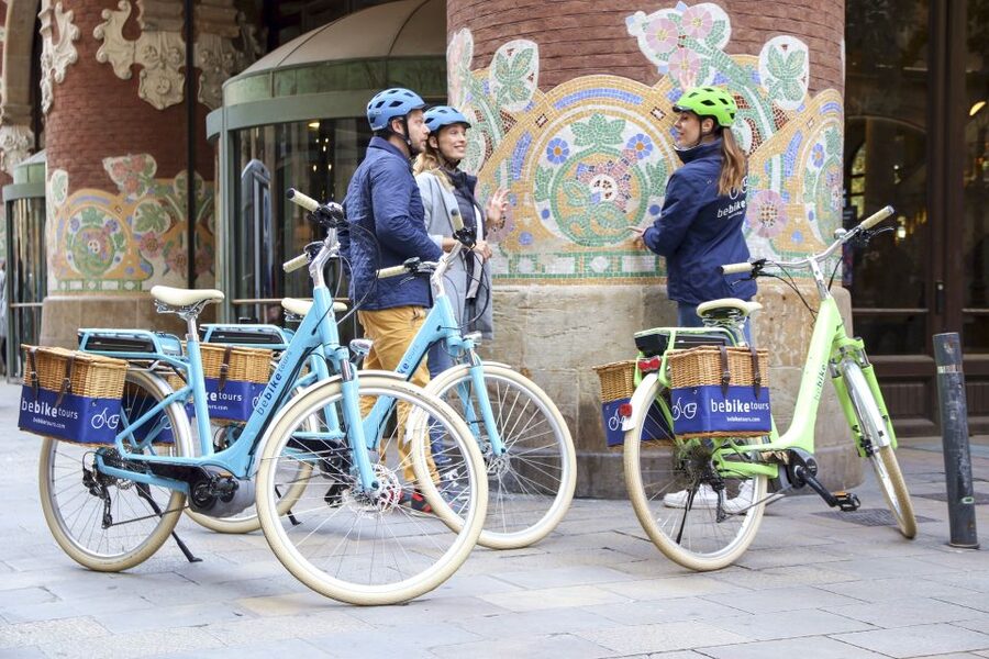 Barcelona: 2.5-Hour Bike or E-Bike Historical Tour - Sagrada Família: your big finish, with construction context built in