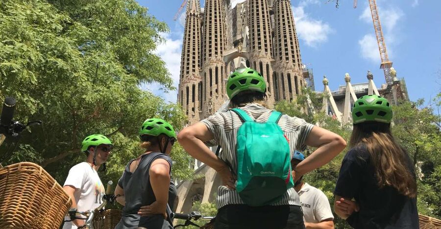 Barcelona: 2.5-Hour Bike or E-Bike Historical Tour - Arc de Triomf to Parc de la Ciutadella: the ride starts with style