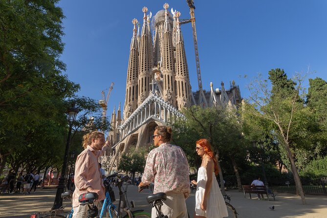 Barcelona Bike Tour: Your First Time Highlights with Locals - Arc de Triomf to Parc de la Ciutadella: turning points in the city