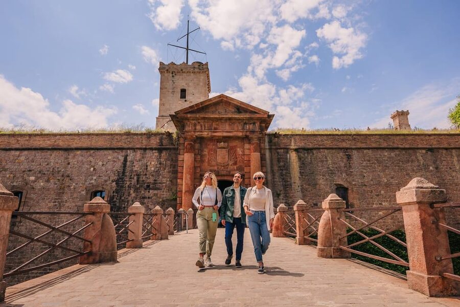 Barcelona: E-Bike Tour with Montjuic Cable Car & Boat Ride - Beach cycling and the Gothic Quarter finish: turning photos into a route you can walk later