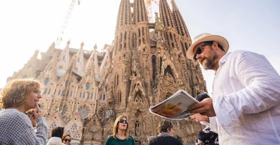 barcelona: Gaudi Highlights eBike tour - Making sense of Gaudí by riding between the sights