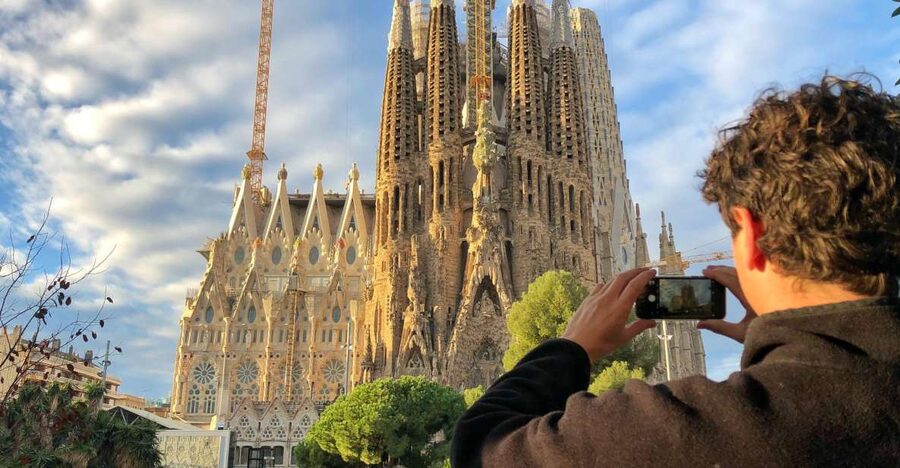 Barcelona: Guided Bike or E-Bike City Tour - Starting in Plaça Reial and Getting Oriented Fast