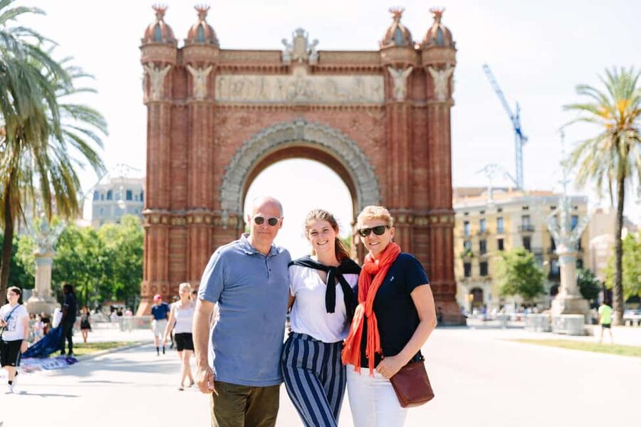 Barcelona: Guided Highlights Bike or eBike Tour (3 Hours) - Barcelona Cathedral and Palau de la Música: Two Styles, One Strong Stopping Moment