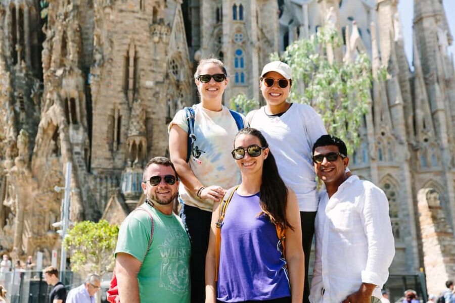 Barcelona: Guided Highlights Bike or eBike Tour (3 Hours) - Ciutadella Park and Cascadas: A Needed Green Pause