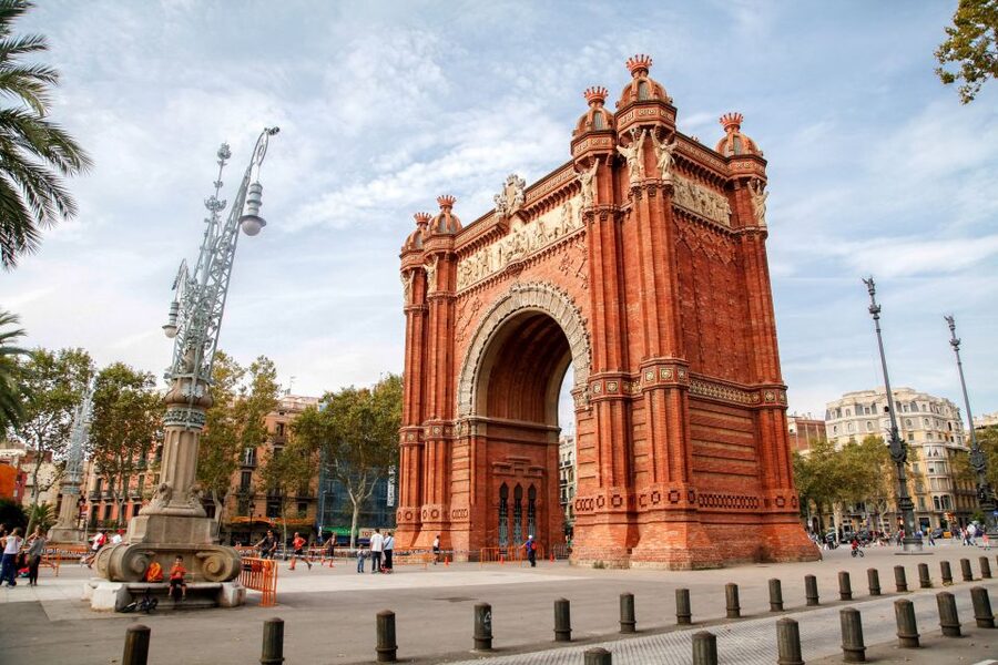 Barcelona Historical 3-Hour Bike Tour - Parc de la Ciutadella and Arc de Triomf: Green Space and Monument Geometry