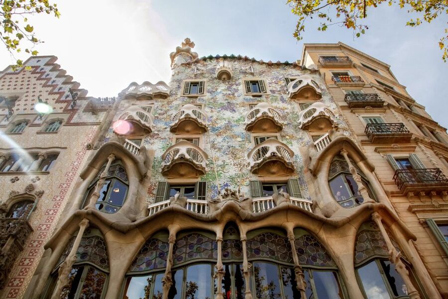 Barcelona Historical 3-Hour Bike Tour - Gaudí Street Cred: Casa Batlló and La Pedrera in One Guided Sweep