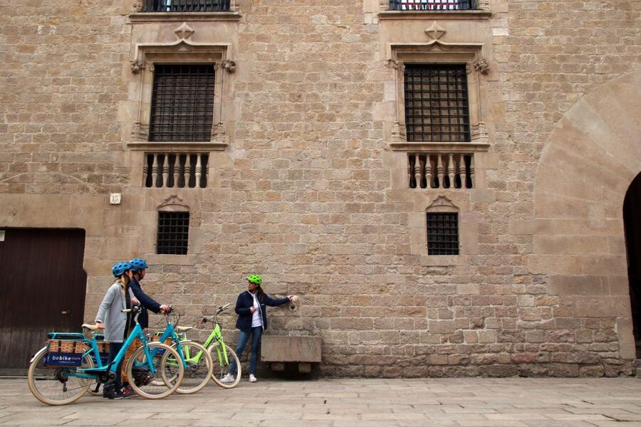 Barcelona: Montjuic Hill E-Bike Tour - Pedró square and the walk into El Raval