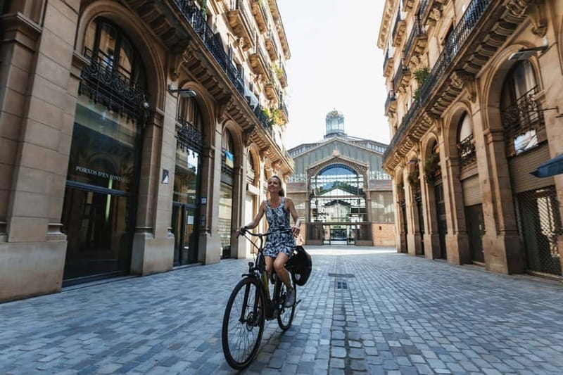Barcelona: Sagrada Familia or Coastal City Sights by eBike - Parc de la Ciutadella: green breaks and the fountain moment