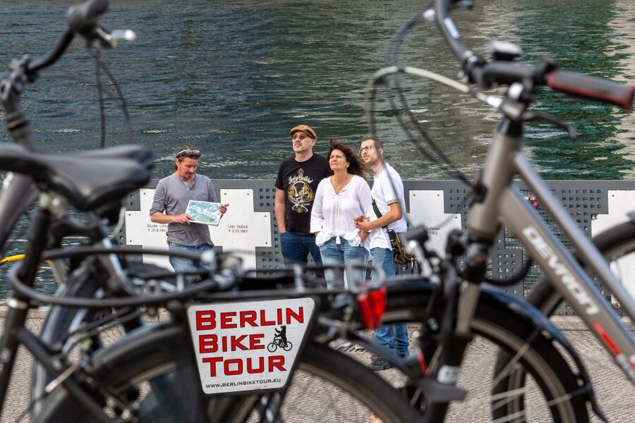 Berlin: E-Bike Tour of the Berlin Wall and Mitte Highlights - Mitte big-hits: Charité, Reichstag, Brandenburg Gate, and Tiergarten