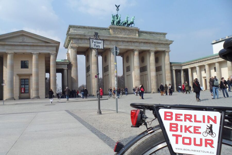 Berlin: E-Bike Tour of the Berlin Wall and Mitte Highlights - Holocaust Memorial pause: respectful time built into an active tour