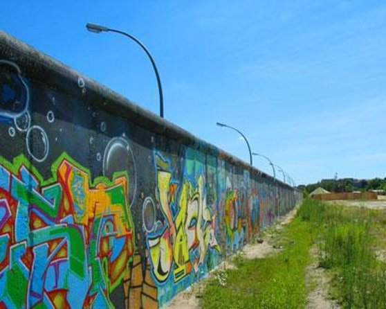 Berlin Highlights: 3-Hour Bike Tour - The ride style in Berlin: Easy pace, short hops between stops