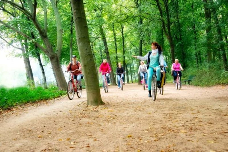 Berlin: Highlights Guided Bike Tour - From Nikolaiviertel Toward the Green Center: Getting Oriented Fast