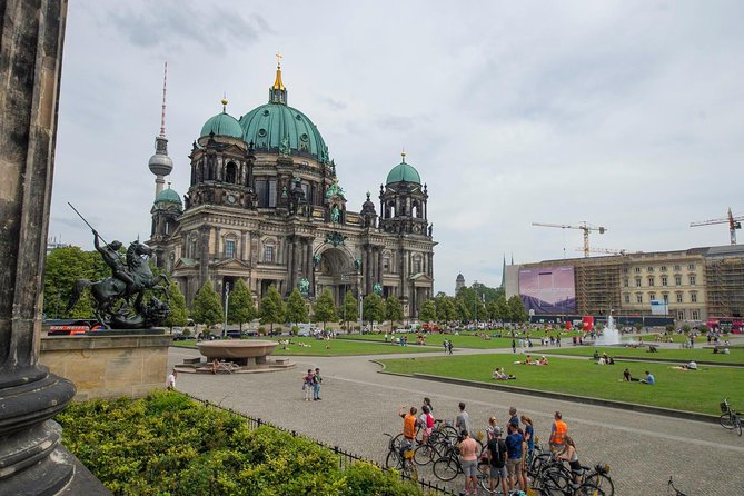 Berlin Highlights Sightseeing Bike Tour in Small Groups - What to bring and how to prepare for an all-weather Berlin ride