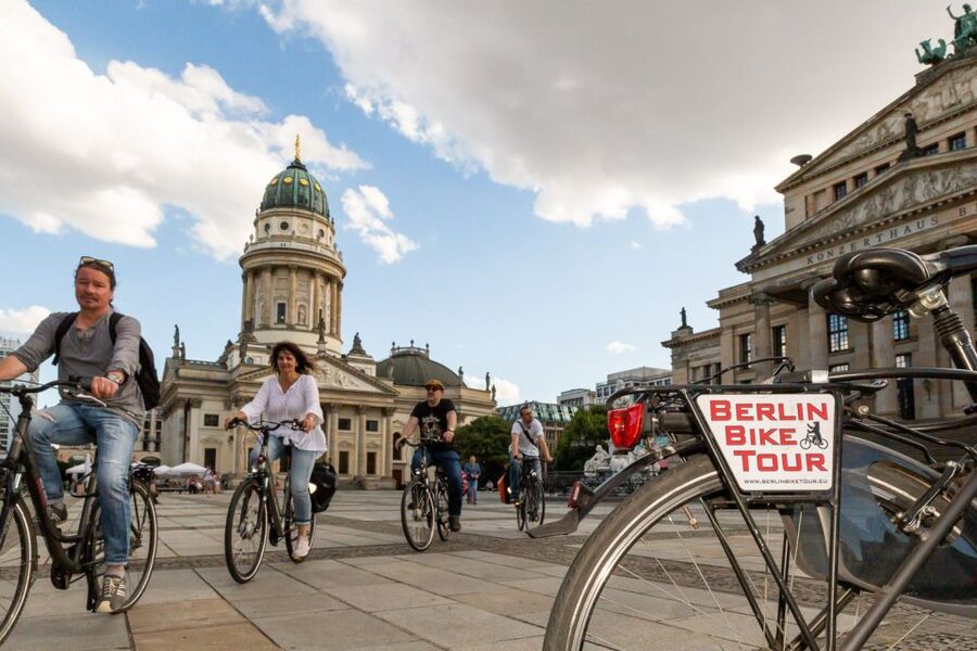 Berlin: Small Group Bike Tour Through City Center - New Synagogue, Friedrichstadt-Palast, and the City’s Contrasts