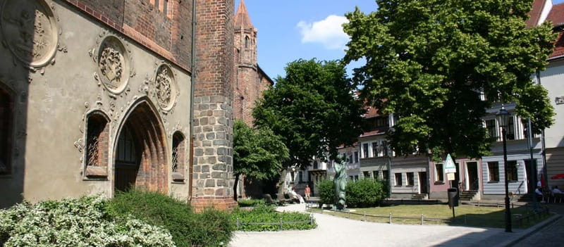Berlin: Top Secret Berlin Guided Bike Tour - Your 17 km ride plan: side streets, parks, and bikeways