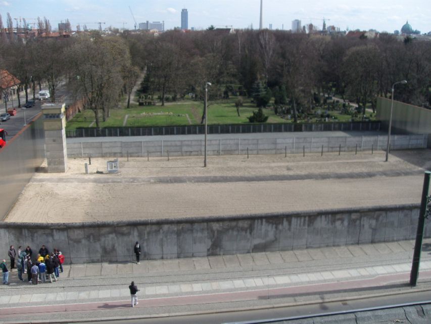 Berlin Wall History Small Group Cycling Tour - Brandenburg Gate, Potsdamer Platz, Checkpoint Charlie, and Tränenpalast on Friedrichstraße