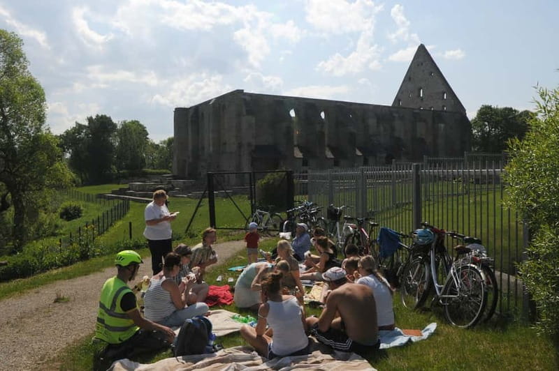 Best of Tallinn 2-Hour Bike Tour - Kadriorg Park and Palace: the Tallinn you notice after the Old Town