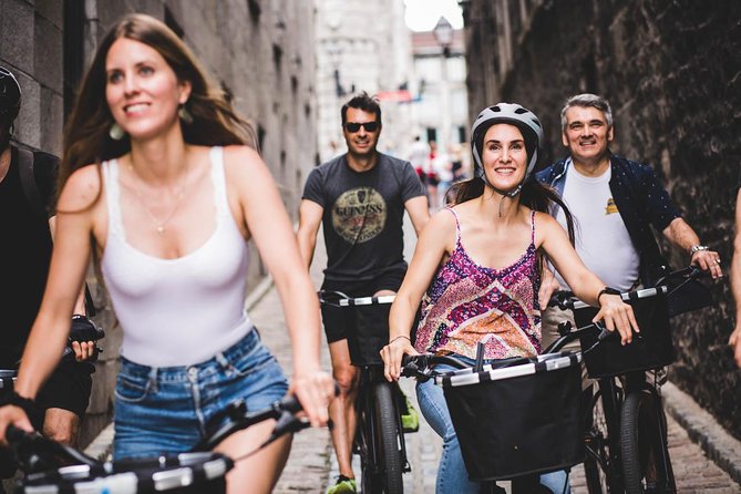 Bike / E-bike Tour : Downtown, Old Montreal, Waterfront by Fitz - Old Montreal by bike: cobblestones, history, and not getting footsore