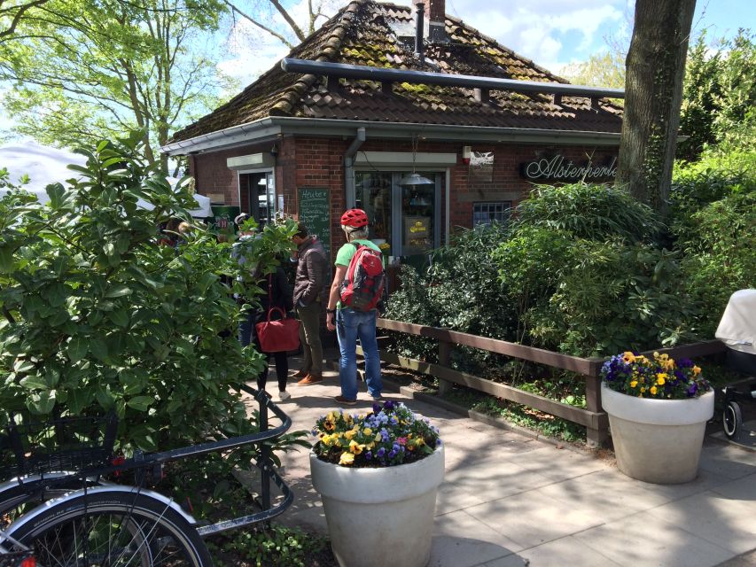 Bike tour around the Alster - Celebs, water, and nature - Winterhuder Stadtpark: viewing platform, planetarium, and the big-city pause