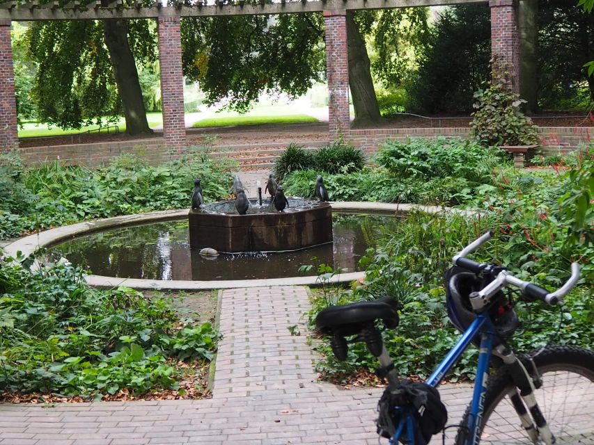 Bike tour around the Alster - Celebs, water, and nature - Winterhuder Kanal and Uhlenhorst: canals, the Blue Mosque angle, and big views