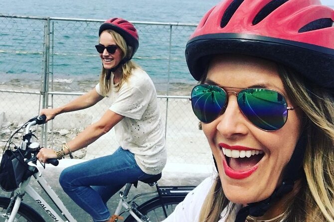 Bike Tour of Chicago's Lakefront Neighborhoods - MCA, Magnificent Mile area, and the “Chicago as a city of contrasts” feeling