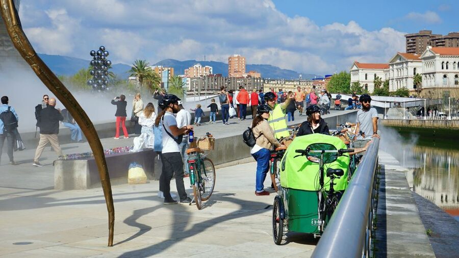 Bilbao: City Highlights Guided Bike Tour - Palacio Euskalduna and Doña Casilda Park: the city’s pacing comes from contrasts