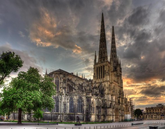 "Bordeaux by bicycle: a 3-hour tour immersive experience" - Key highlights at a glance