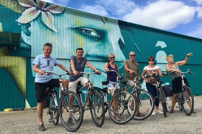"Bordeaux by bicycle: a 3-hour tour immersive experience" - Starting at 16 Rue du Jardin public without stress