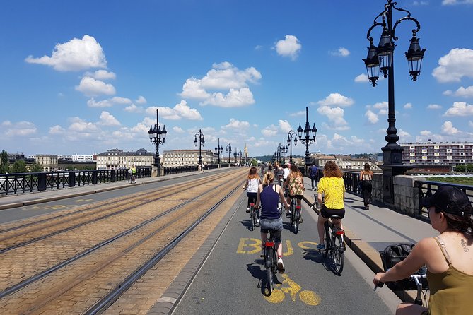 Bordeaux Essentials Sightseeing Bike Tour with a Local Guide - Grosse Cloche: a quick hit of old-town character