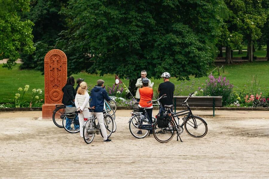 Bordeaux: Historic Center & Chartrons District Bike Tour - Jardin Public to Palais Gallien: getting oriented before the heavy sights