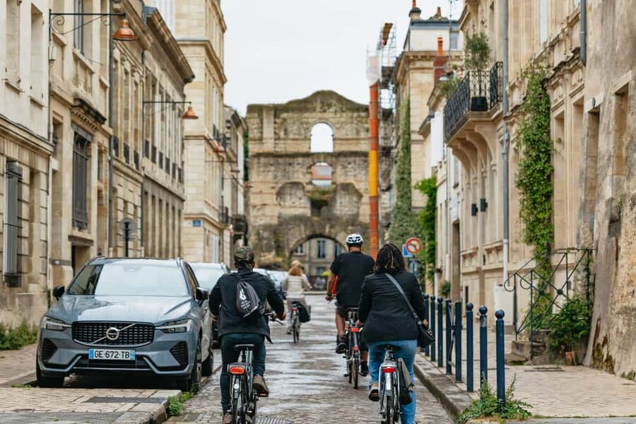 Bordeaux: Historic Center & Chartrons District Bike Tour - Darwin Eco-système and the canelé break: the taste of Bordeaux you keep