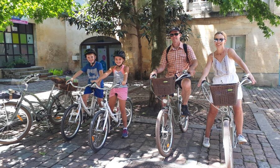 Bordeaux: Top Landmarks & Historic Bike Tour - Pont de Pierre and the Port of the Moon: the best skyline moment for your effort